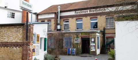 Ein altes Backsteingebäude mit der Aufschrift "Hausener Brotfabrik".
