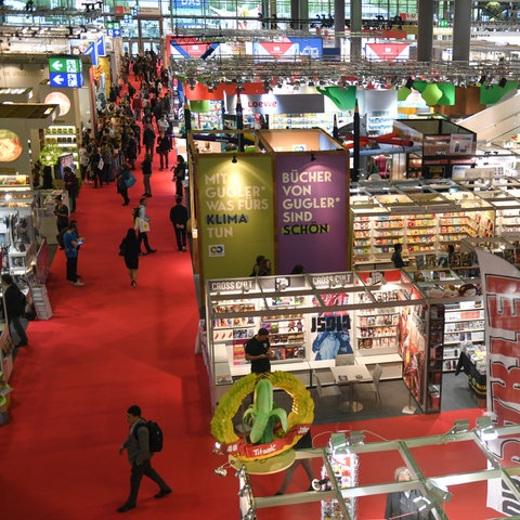 Blick über eine Ausstellungshalle der Frankfurter Buchmesse