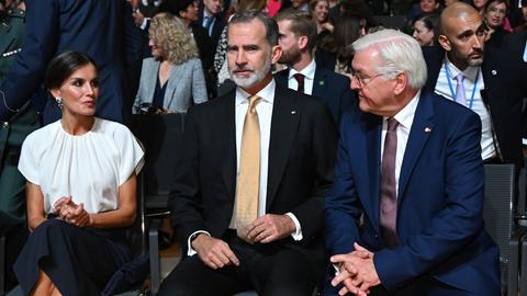 König Felipe VI. von Spanien (M.) und Königin Letizia sowie Bundespräsident Frank-Walter Steinmeier
