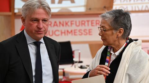Juergen Boos (l), Direktor der Buchmesse, und Karin Schmidt-Friderichs, Vorsteherin des Börsenvereins des Deutschen Buchhandels, bei der Eröffnungspressekonferenz am Dienstag in Frankfurt.