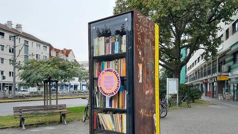 Der Bücherschrank in Frankfurt am Dornbusch in Jubiläums-Optik: Am Donnerstag war dort kein Überraschungsgewinn zu finden. 