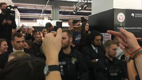 Die Polizei zwischen rechten und linken Demonstranten