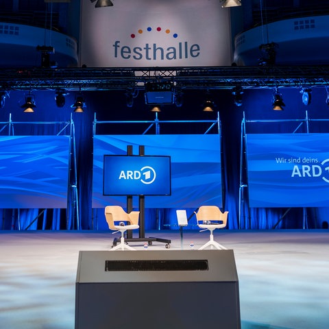 Die ARD-Buchmessenbühne in der Frankfurter Festhalle