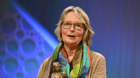 Autorin Kirsten Boie bei der Verleihung des Deutschen Jugendliteraturpreises mit der Momo-Trophäe.