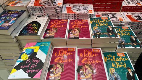 Ein Bücherstapel mit vielen bunten Büchern