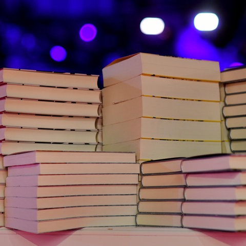 Bücher unter Scheinwerferlicht