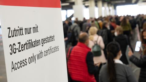 Eingang zur Frankfurter Buchmesse 2021 - Schild Zutritt nur mit 3G-Zertifikaten gestattet