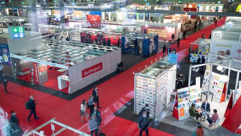 Innenansicht einer der Hallen auf der Frankfurter Buchmesse - breite Gänge mit rotem Teppich
