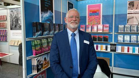 Der Verlagsgründer des Querverlags auf der Buchmesse