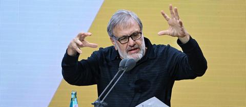 Der Schriftsteller Slavoj Žižek steht auf der Bühne im Rahmen der Eröffnungsfeier der Frankfurter Buchmesse und hält als Ehrengast seine Rede