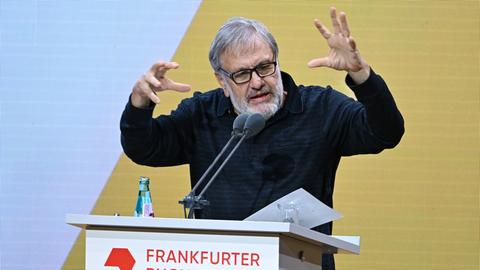 Der Schriftsteller Slavoj Žižek steht auf der Bühne im Rahmen der Eröffnungsfeier der Frankfurter Buchmesse und hält als Ehrengast seine Rede