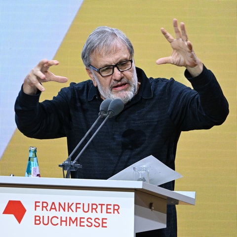 Der Schriftsteller Slavoj Žižek steht auf der Bühne im Rahmen der Eröffnungsfeier der Frankfurter Buchmesse und hält als Ehrengast seine Rede