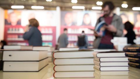 Bücher liegen auf der Frankfurter Buchmesse an einem Stand. 