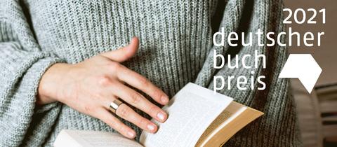 Eine Frau blättert in einem Buch - man sieht nur ihre Hände. Logo von Deutscher Buchpreis 2021