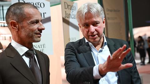 Aleksander Ceferin (l), UEFA-Präsident aus Slowenien, steht im Gastlandpavillon auf der Frankfurter Buchmesse mit Juergen Boos, Direktor der Frankfurter Buchmesse, zusammen. 