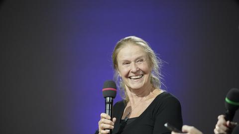 Autorin Cornelia Funke lacht auf der Bühne 