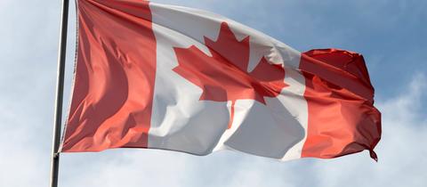 Eine Kanada-Flagge weht im Wind. 