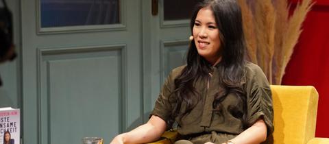 Wissenschaftsjournalistin und Youtuberin Mai Thi Nguyen-Kim auf der ARD-Buchmessenbühne.