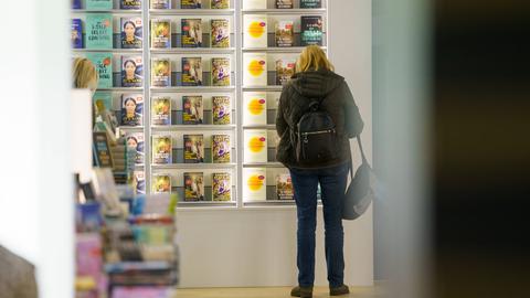 Eine Besucherin auf der Frankfurter Buchmesse 2021.