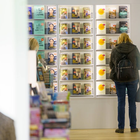 Eine Besucherin auf der Frankfurter Buchmesse 2021.