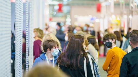 Menschen auf der Frankfurter Buchmesse 2021.