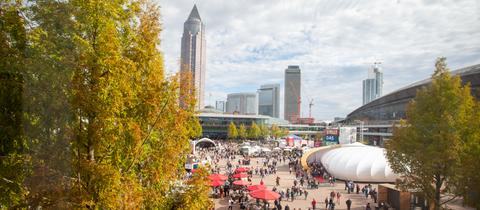 Ein Foto von der Buchmesse vor Corona im Jahr 2019: Menschen auf der Agora.