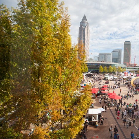 Ein Foto von der Buchmesse vor Corona im Jahr 2019: Menschen auf der Agora.