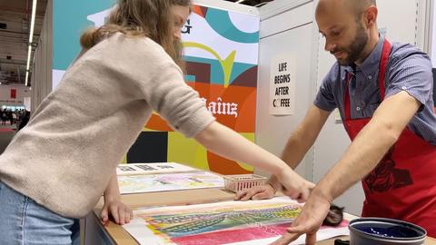 Frau an Buchmesse-Stand