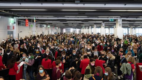 Publikumsmasse beim Einlass zur Buchmesse. Blick in die Hallem aus der Vogelperspektive fotografiert.