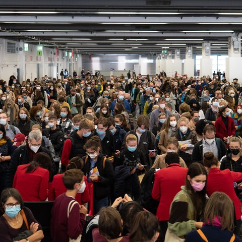 Publikumsmasse beim Einlass zur Buchmesse. Blick in die Hallem aus der Vogelperspektive fotografiert.