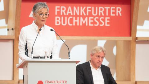 Karin Schmidt-Friderichs, Vorsteherin des Börsenvereins des Deutschen Buchhandels, spricht während der Eröffnungspressekonferenz der Frankfurter Buchmesse. 