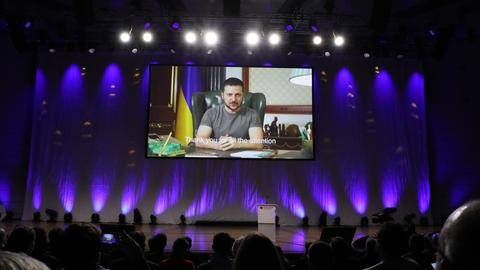 Ukraines Präsident Wolodymyr Selenskyj per Videobotschaft vor Verlegerinnen und Verlegern auf der Frankfurter Buchmesse