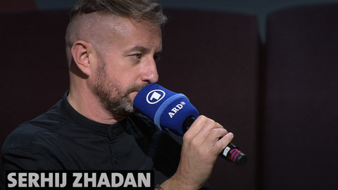 Serhij Zhadan mit ARD-Mikrofon in der Hand