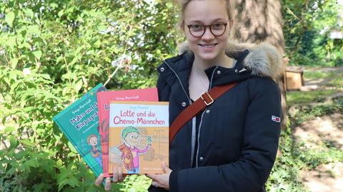 Sonja Marschall  mit ihren drei Kinderbüchern in der Hand