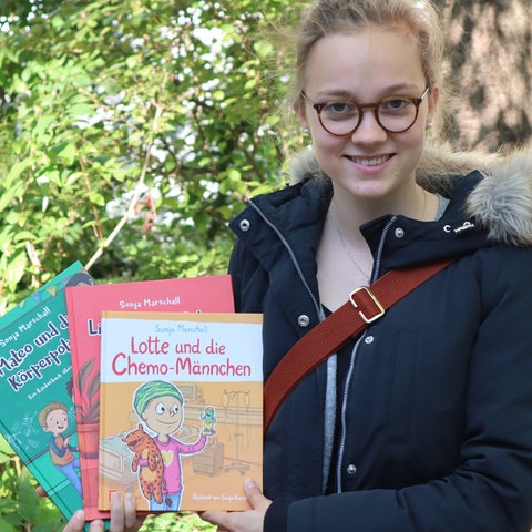 Sonja Marschall  mit ihren drei Kinderbüchern in der Hand