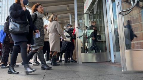 Menschen öffnen Messe-Türen