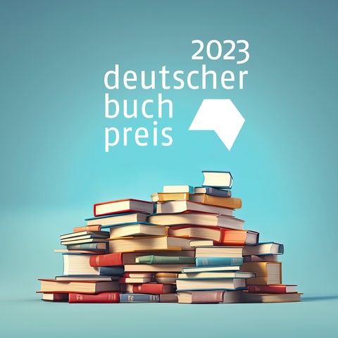 Ein Bücherstapel neben dem Logo der Buchpreises 2023