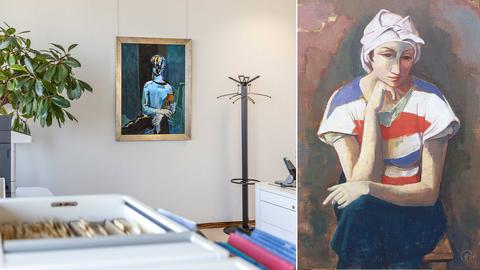 Zwei Fotos in Kombination. Links: Foto eines Gemäldes, das in einem Konferenzraum hängt. Rechts: Gemälde, das eine sitzende, nachdenkliche Frau zeigt.
