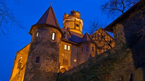 Die bei Abend beleuchtete Burg Ronneburg.