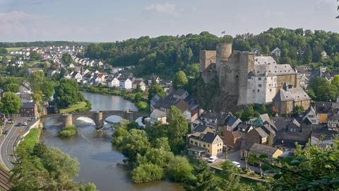 Die Lahn fliesst in Runkel an der Burg und der Altstadt vorbei