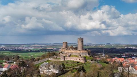 Drohnenaufnahmen der Burg Münzenberg oberhalb des gleichnamigen Ortes