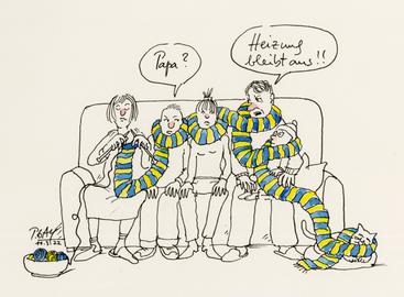 Familie sitzt frierend und mit triefenden Nasen auf einem Sofa.