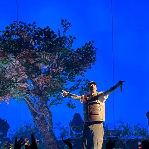 Casper performt auf der Bühne in der Jahrhunderthalle