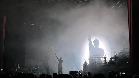 Casper performt auf der Bühne in der Jahrhunderthalle