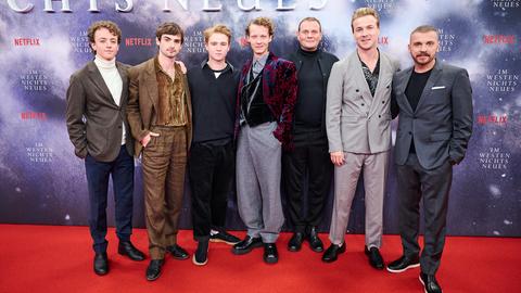 Die Schauspieler Adrian Grünewald (l-r), Aaron Hilmer, Moritz Klaus, Felix Kammerer, Devid Striesow, Albrecht Schuch und Edin Hasanovic kommen zur Premiere ihres Films "Im Westen nichts Neues" ins Kino International.