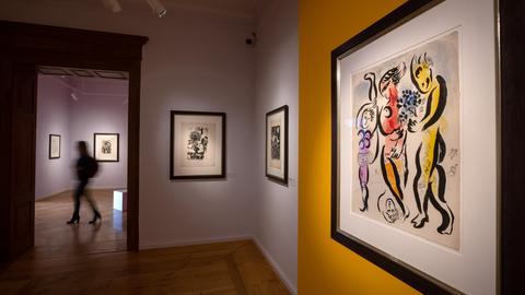 Archivbild: Eine Frau betrachtet im Kunsthaus Apolda Avantgarde die Ausstellung «Marc Chagall. Von Witebsk nach Paris», rechts ist die Farblithografie "Les trois acrobates" zu sehen.