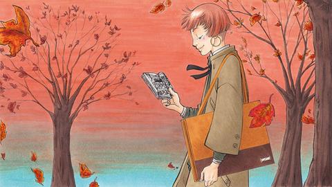 Das Bild zeigt eine Manga-Zeichnung. Darau zu sehen ist eine Frau mit roter Bob-Frisur und großen goldenen Creolen-Ohrringen, die durch eine herbstliche Kulisse läuft. Rotes Laub weht, der Himmel ist rötlich gefärbt. Sie schaut lächelnd auf ein Buch, das sie in ihrer rechten Hand hält.
