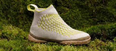 "Sneature": Ein beigefarbener Turnschuh aus Pilzen und Hundehaar-Wolle mit hohem Schaft