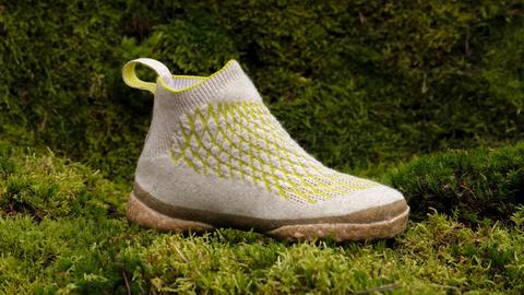 "Sneature": Ein beigefarbener Turnschuh aus Pilzen und Hundehaar-Wolle mit hohem Schaft