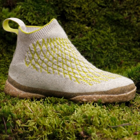 "Sneature": Ein beigefarbener Turnschuh aus Pilzen und Hundehaar-Wolle mit hohem Schaft